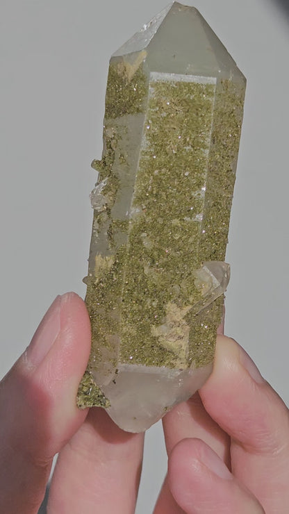 Video of glittery epidote on double terminated chlorite quartz from Hakkari, Turkey